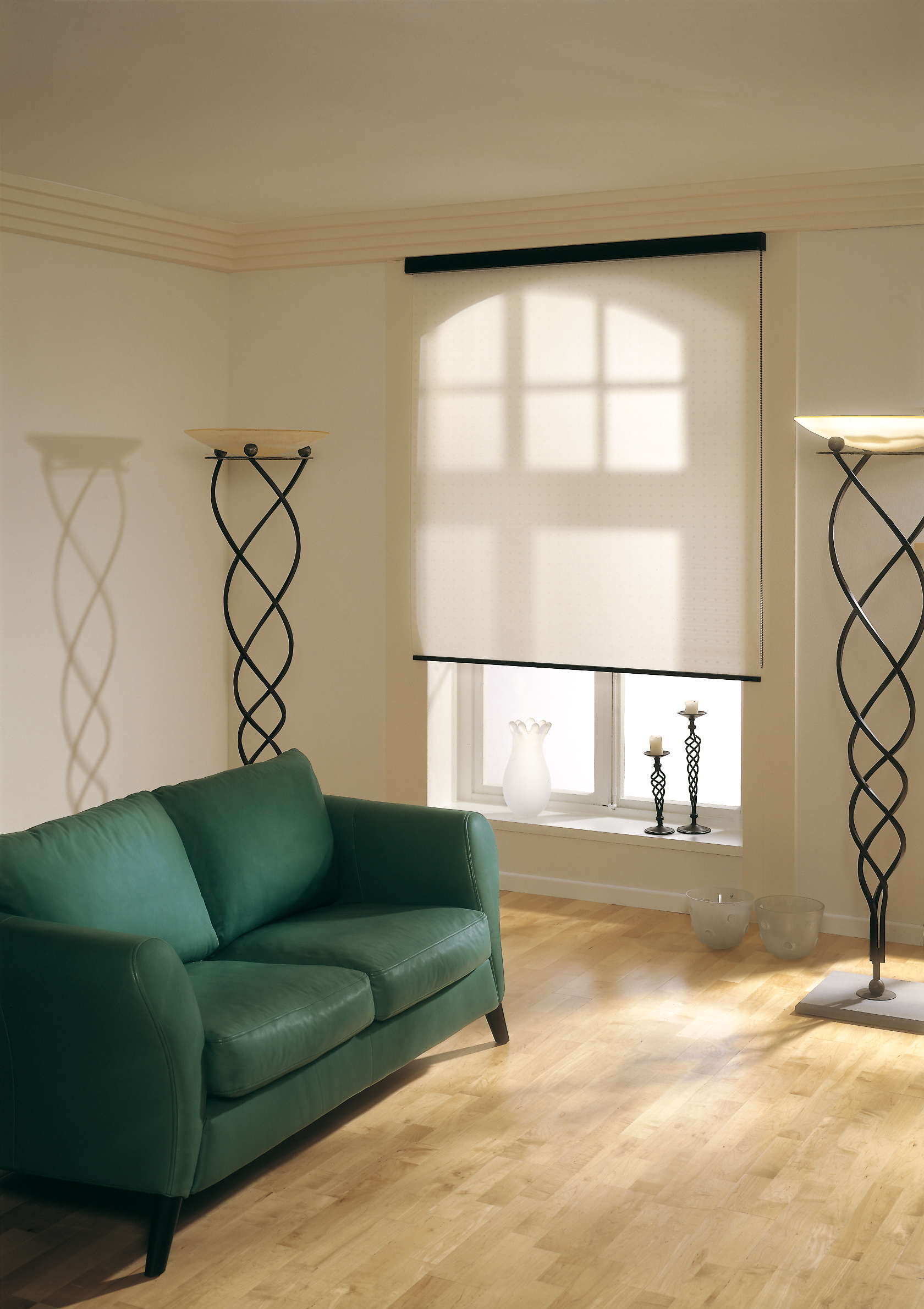 Transparentes Rollo mit Seitenzug im Wohnzimmer